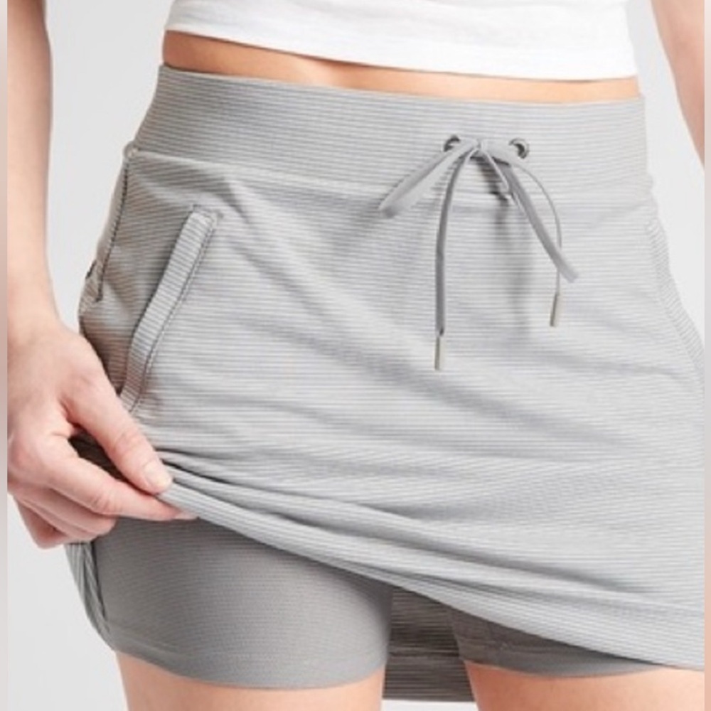 Athleta Stripe Modern Metro Skort Skirt Mini‎ Zip Pocket Outdoor Grey Tan Size L